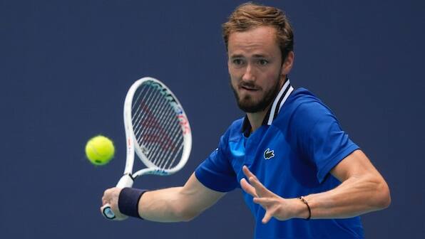 Miami Open: Daniil Medvedev, Carlos Alcaraz and Jannik Sinner through to quarterfinals