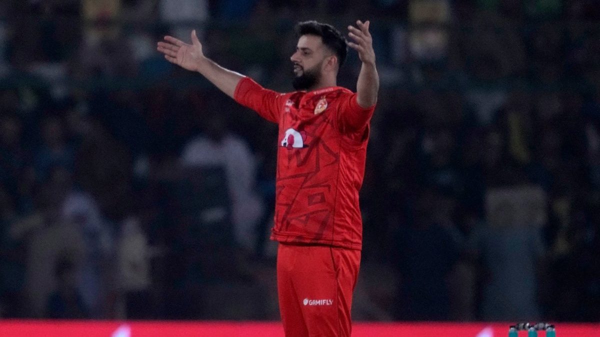 Watch: Imad Wasim smokes inside dressing room during PSL 2024 final Watch: Imad Wasim smokes inside dressing room during PSL 2024 final