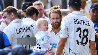 New Zealand's Kane Williamson (C) talks with his teammate Tim Southee (R) ahead of day one of the second Test cricket match between New Zealand and Australia at Hagley Oval in Christchurch. AFP