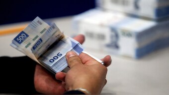 An employee checks bundled 500 Mexican Pesos banknotes at the Bank of Mexico printing facility, in El Salto, Jalisco state, Mexico. AFP File