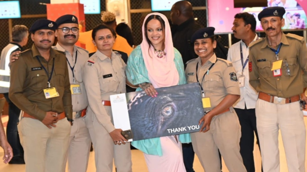 'I love India': Rihanna poses and chats with paps before leaving Jamnagar; Expresses desire to 'visit again' 'I love India': Rihanna poses and chats with paps before leaving Jamnagar; Expresses desire to 'visit again'