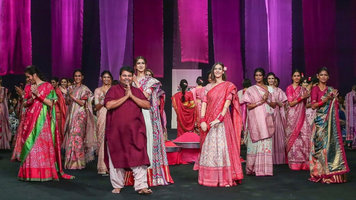 Lakme Fashion Week X FDCI: Gaurang Shah weaves creative magic with his collection titled ‘Gulal’ on Sustainable Fashion Day Lakme Fashion Week X FDCI: Gaurang Shah weaves creative magic with his collection titled ‘Gulal’ on Sustainable Fashion Day