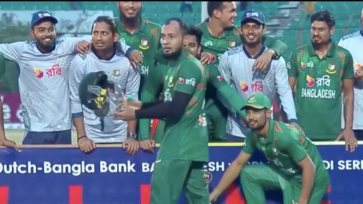 Watch: Mushfiqur Rahim trolls Sri Lanka with broken helmet strap after Bangladesh clinch ODI series Watch: Mushfiqur Rahim trolls Sri Lanka with broken helmet strap after Bangladesh clinch ODI series