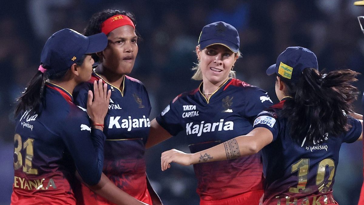 WPL: RCB skipper Smriti Mandhana explains Asha Sobhana bowling last over in Eliminator vs Mumbai Indians WPL: RCB skipper Smriti Mandhana explains Asha Sobhana bowling last over in Eliminator vs Mumbai Indians