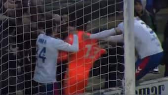 Rayo Majadahonda goalkeeper Cheikh Kane Sarr confronted an allegedly racist person during a third division game in Spain. Image: Screenshot