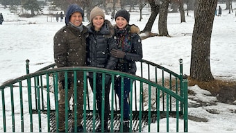 Former cricketer Sachin Tendulkar enjoys snowfall with his family at  Pahalgam in Kashmir. Image courtesy @sachin_rt 