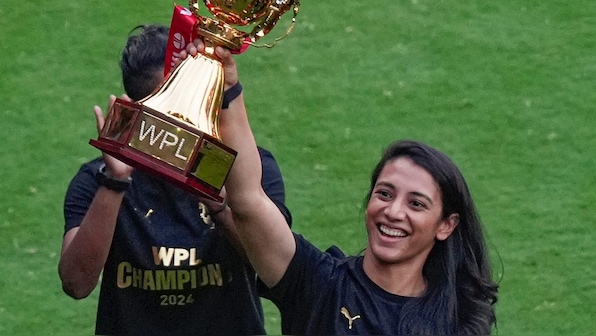 Watch: RCB men's team gives guard of honour to Smriti Mandhana-led WPL champions
