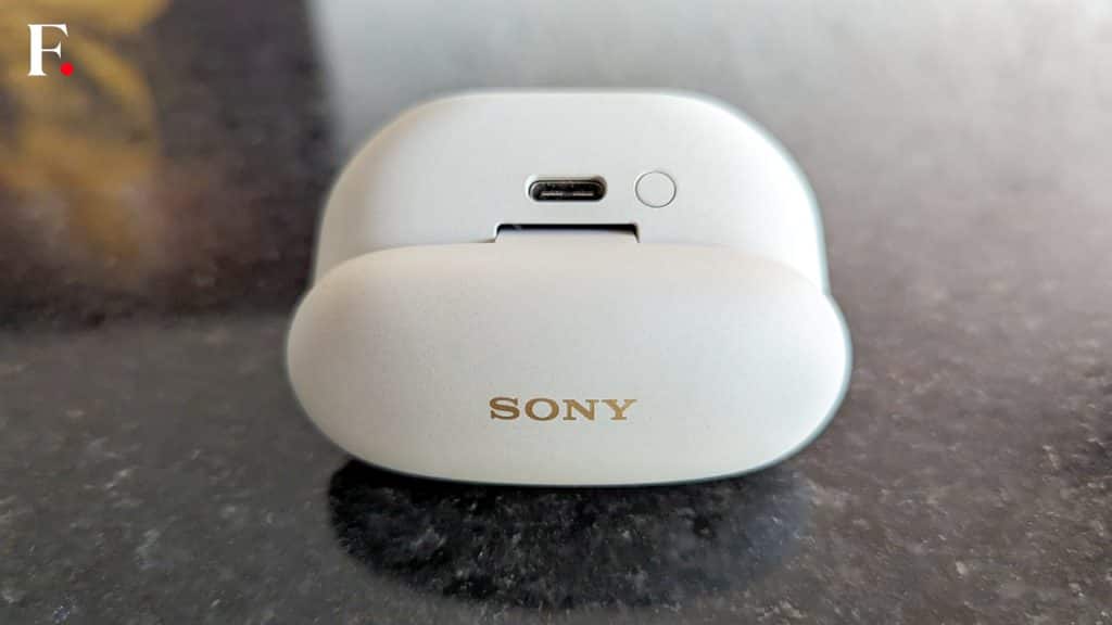 Sony WF-1000XM5 TWS Earbuds Long-term Review USB port and button-2024-03-d0d396e2e7f5c2337c896acd290ca8ca
