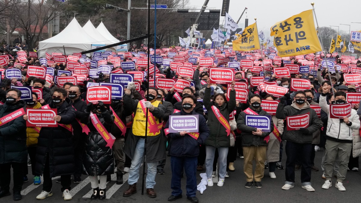 South Korean doctors hold massive anti-government rally over medical school recruitment plan South Korean doctors hold massive anti-government rally over medical school recruitment plan