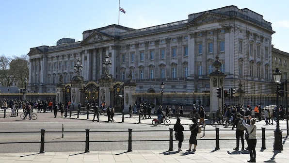 UK: Man arrested in London for 'crashing' car into Buckingham Palace gates