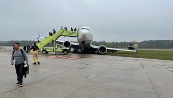 As soon as it is safe to do so, United stated that it will remove the aircraft from the taxiway and "work with the NTSB, FAA, and Boeing to understand what happened" Image Courtesy Agencies