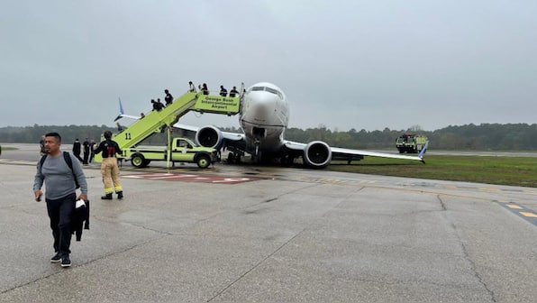US: Boeing 737 rolls off runway in Houston, passengers deboarded on grass