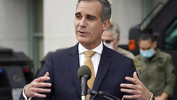 US envoy joins consular team to interview Indian visa applicants