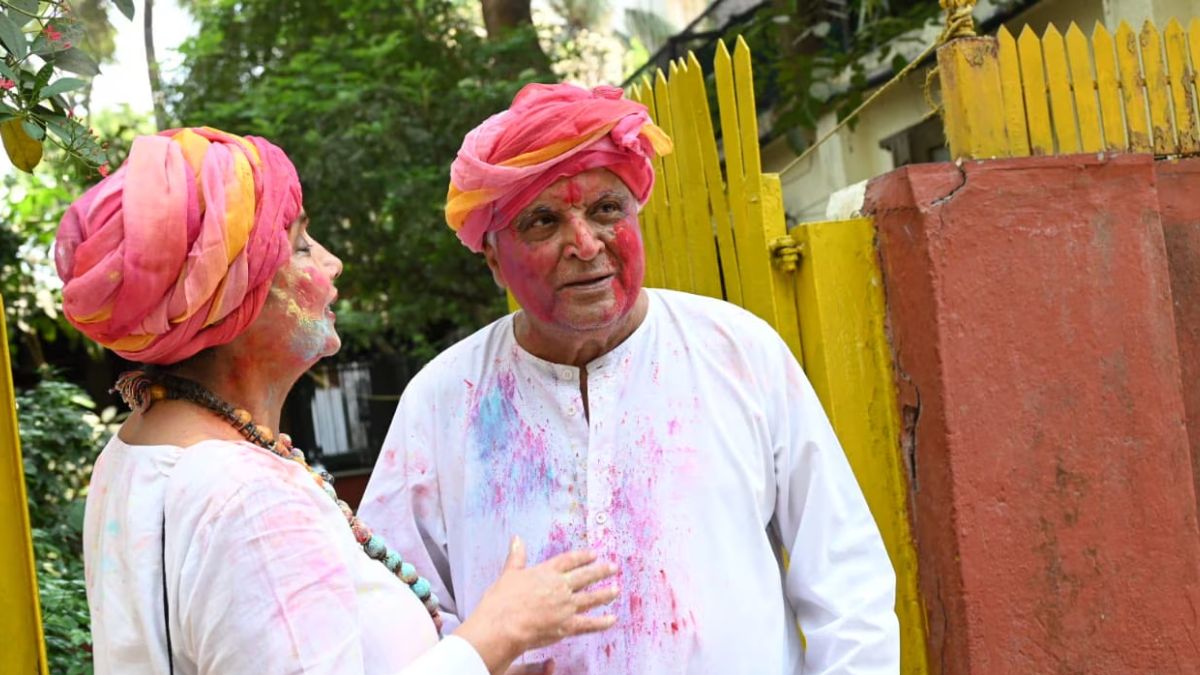 Javed Akhtar and Shabana Azmi celebrate Holi with the paparazzi, wish them on the joyous occasion