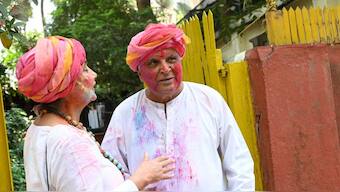 WATCH: Javed Akhtar and Shabana Azmi celebrate Holi with the paparazzi, wish them on the joyous occasion