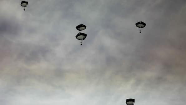 WATCH: US airdrops thousands of ready-to-eat meals into Gaza