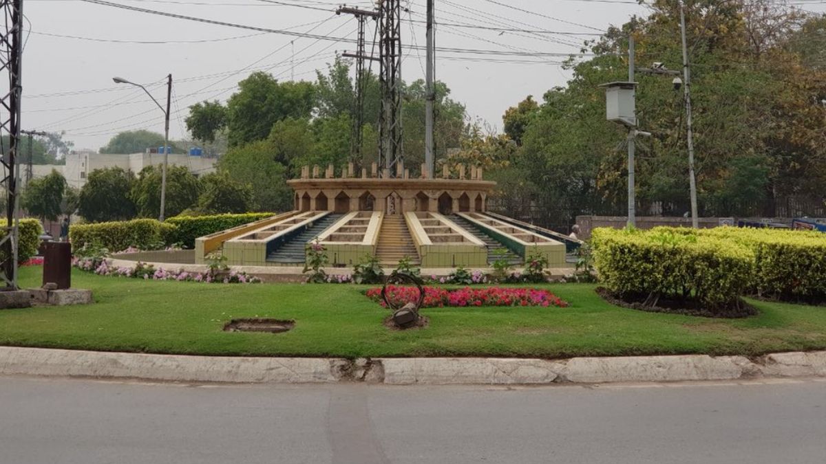 Pak court issues contempt notice to govt officials for not naming Bhagat Singh's execution site after his name despite court order Pak court issues contempt notice to govt officials for not naming Bhagat Singh's execution site after his name despite court order