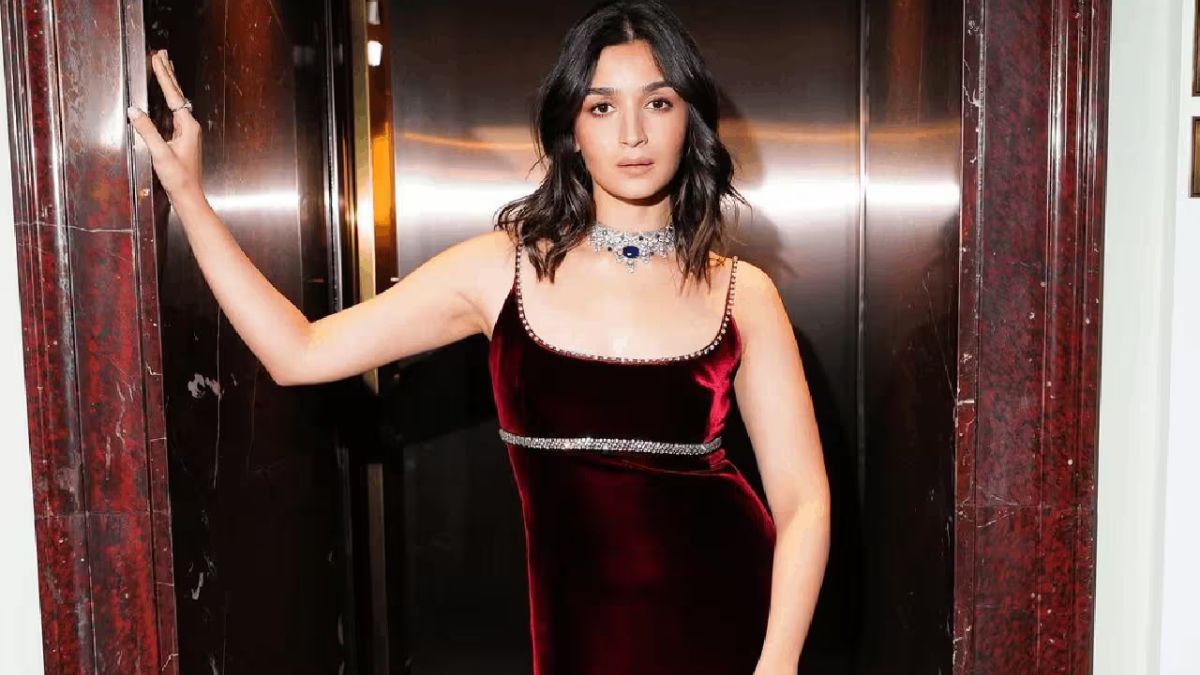 Alia Bhatt flaunts sapphire diamond necklace worth Rs 20 crore for London's 'Hope Gala', designers spill the beans on actress' look Alia Bhatt flaunts sapphire diamond necklace worth Rs 20 crore for London's 'Hope Gala', designers spill the beans on actress' look