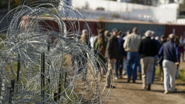 Scuffle at US-Mexico border: Migrants break razor wires, clash with ...