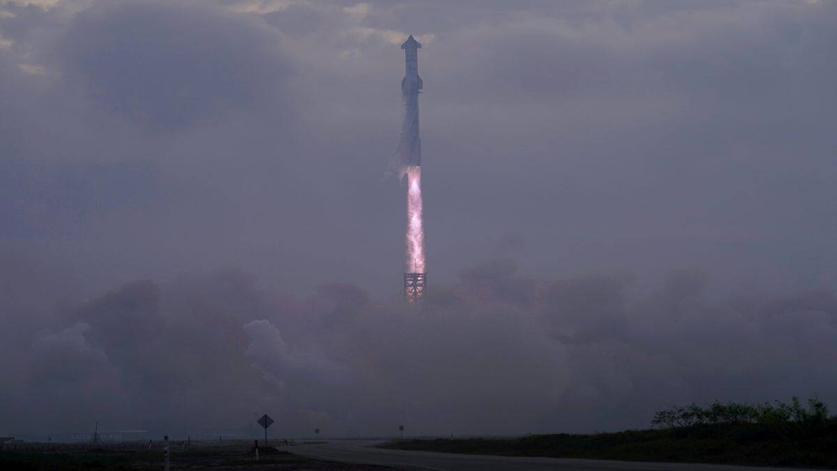 SpaceX's Next-Generation Mega Rocket Starship Launches in the Haze