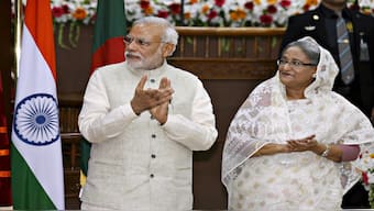 PM Narendra Modi (L) and his Bangladeshi counterpart Sheikh Hasina clap during signing ceremony of agreements to settle border dispute between India and Bangladesh in Dhaka, 6 June 2015. Reuters File Photo