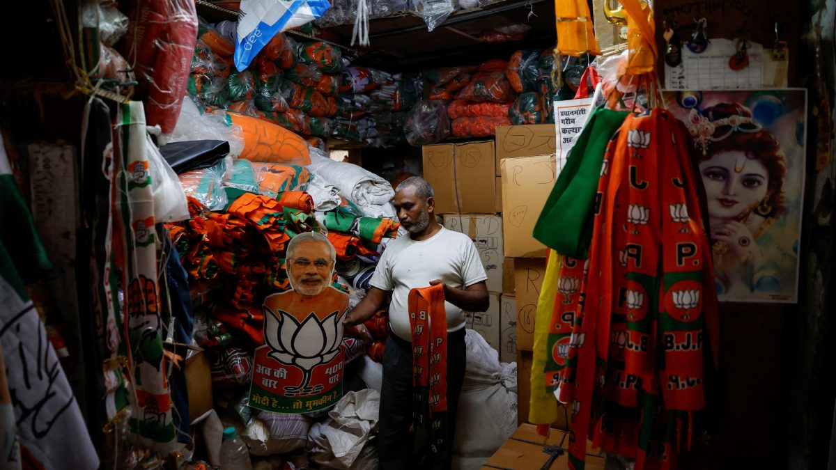 झंडे, बैनर और बहुत कुछ… राजनीतिक माल के व्यवसाय के अंदर झंडे, बैनर और बहुत कुछ… राजनीतिक माल के व्यवसाय के अंदर