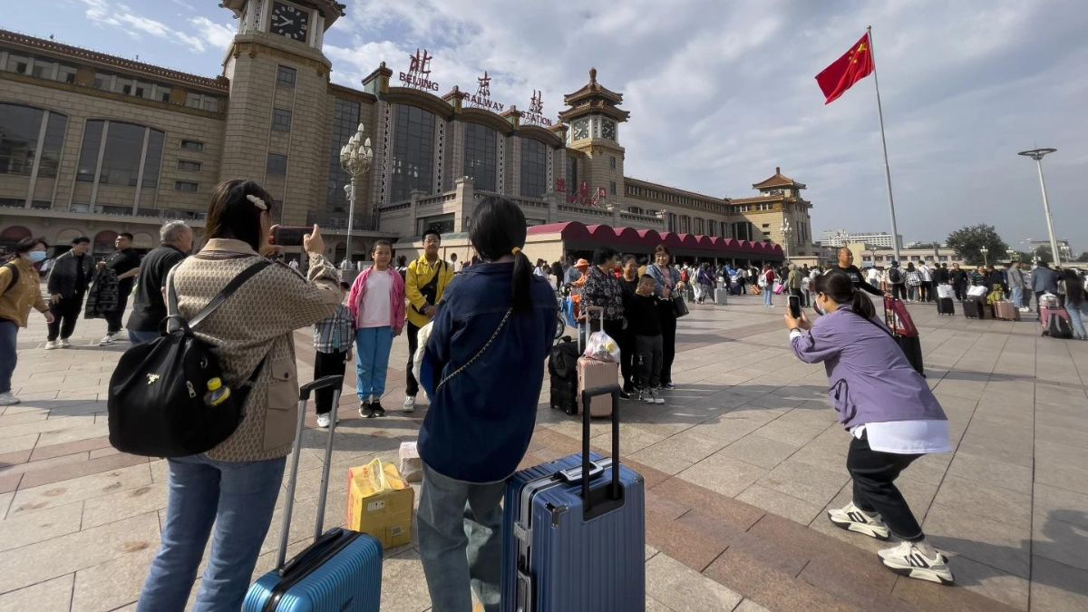 Tourist Trap: 37 held captive in China mattress shop for window shopping, salespeople stand guard Tourist Trap: 37 held captive in China mattress shop for window shopping, salespeople stand guard