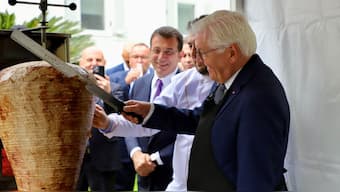 German President Frank-Walter Steinmeier slices doner for guests during a reception in Istanbul on 22 April, 2024. X/@AlmanyaBE