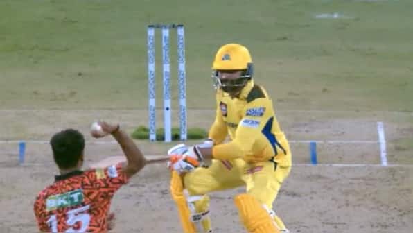 Watch: Cummins decides against appealing for obstruction after Jadeja comes in the way of Bhuvneshwar's throw
