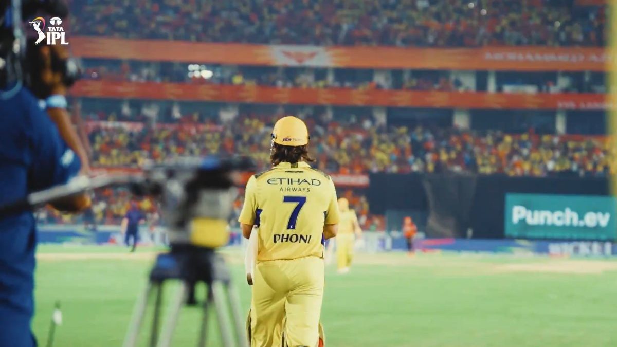 MS Dhoni Makes Grand Entry As Hyderabad Crowd Goes Berserk, SRH Players ...