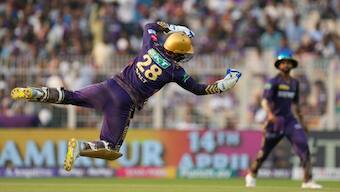 Kolkata Knight Riders wicketkeeper Phil Salt dives to his right to complete a one-handed stunner, resulting in Lucknow Super Giants all-rounder Marcus Stoinis getting dismissed for 10 off Varun Chakravarthy's bowling. AP