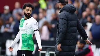 Mohamed Salah (L) and Jurgen Klopp (R) needed to be separated after the two had a heated exchange during West Ham vs Liverpool in the English Premier League. Reuters