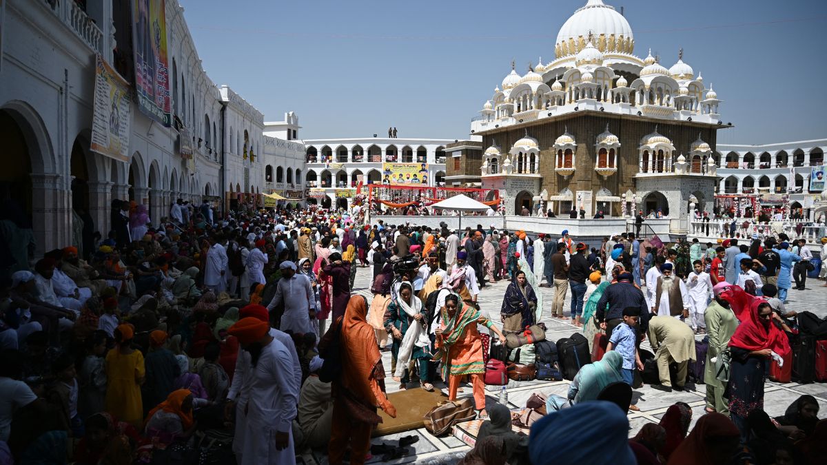 Pakistan issues over 2,800 visas to Indian Sikh pilgrims ahead of Baisakhi Pakistan issues over 2,800 visas to Indian Sikh pilgrims ahead of Baisakhi
