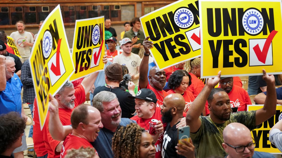 Volkswagen workers in Tennessee make history with union approval ...