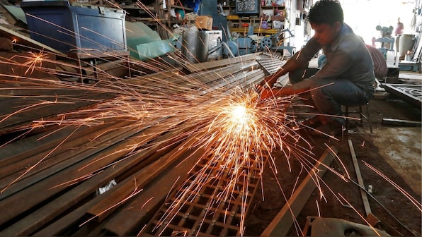 India's business growth at near 14-year high, to be fastest growing major economy this year