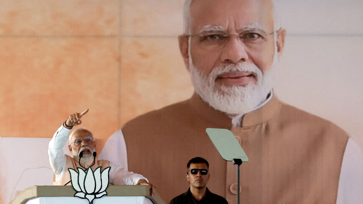 'We don't send dossiers on terror; aaj Bharat ghar me ghus ke marta hai': PM Modi 'We don't send dossiers on terror; aaj Bharat ghar me ghus ke marta hai': PM Modi