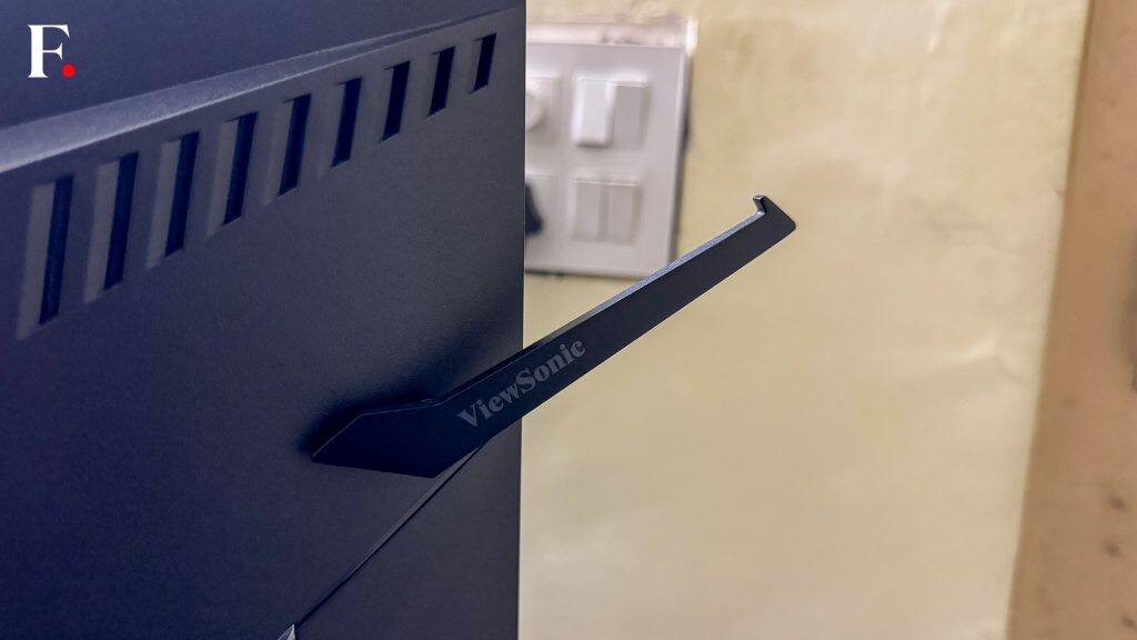 ViewSonic VX3219 2K PRO Gaming Monitor Review Headphone Hook-2024-04-392f5574478823f343679a6b92066572