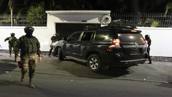 Ecuadorian police break into the Mexican embassy in Quito. Source: AP/ File