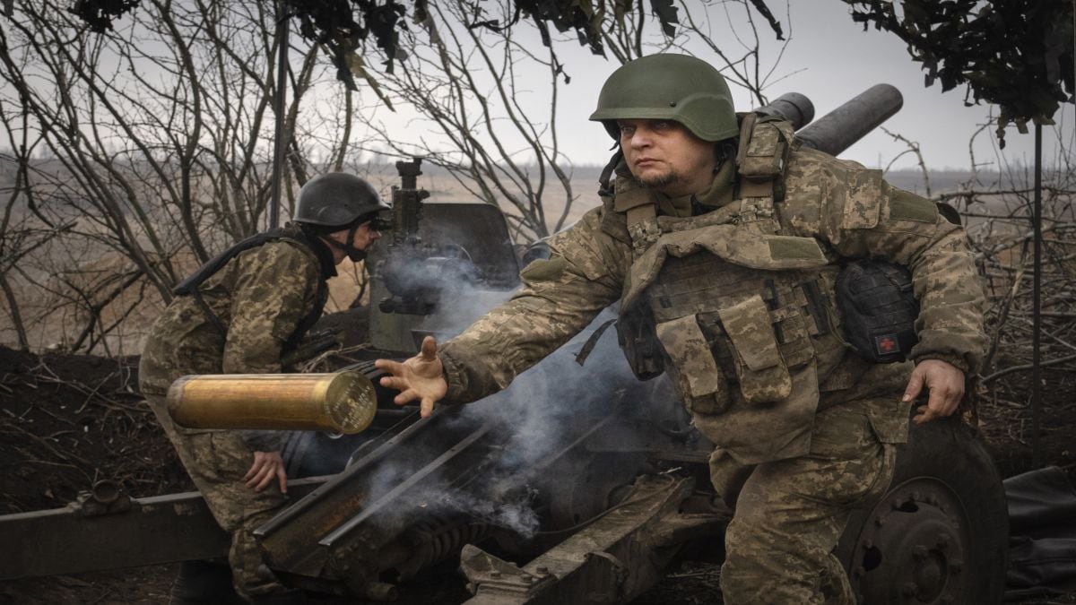 Lenkija ir Lietuva žada grąžinti ukrainiečius, kuriems taikomas karinis šaukimas, Kijevui kovojant su darbo jėgos stygiumi, rašo „Firstpost“.