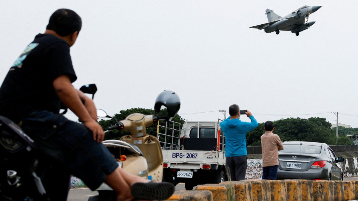 People look at a Taiwan Air Force Mirage 2000-5 aircraft as it prepares to land at Hsinchu Air Base in Hsinchu,. Reuters People look at a Taiwan Air Force Mirage 2000-5 aircraft as it prepares to land at Hsinchu Air Base in Hsinchu,. Reuters