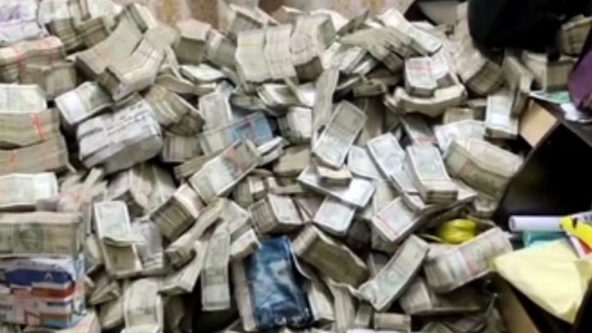 Rs 30 crore recovered, counting machines breaking down: Inside ED's huge cash haul in Ranchi Rs 30 crore recovered, counting machines breaking down: Inside ED's huge cash haul in Ranchi