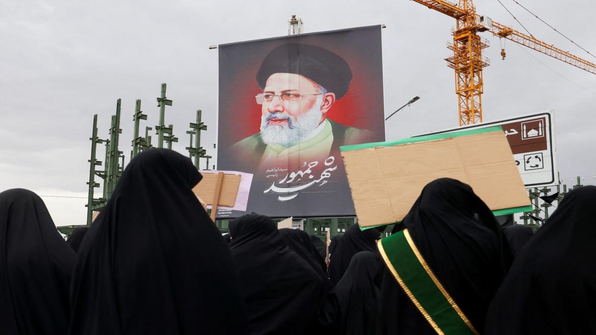 Women attend a funeral procession for the late Iranian President Ebrahim Raisi, Foreign Minister Hossein Amirabdollahian and six other passengers and crew who were killed following a helicopter crash, in Qom, Iran, May 21, 2024. Majid Asgaripour/WANA (West Asia News Agency) via REUTERS ATTENTION EDITORS  Women attend a funeral procession for the late Iranian President Ebrahim Raisi, Foreign Minister Hossein Amirabdollahian and six other passengers and crew who were killed following a helicopter crash, in Qom, Iran, May 21, 2024. Majid Asgaripour/WANA (West Asia News Agency) via REUTERS ATTENTION EDITORS