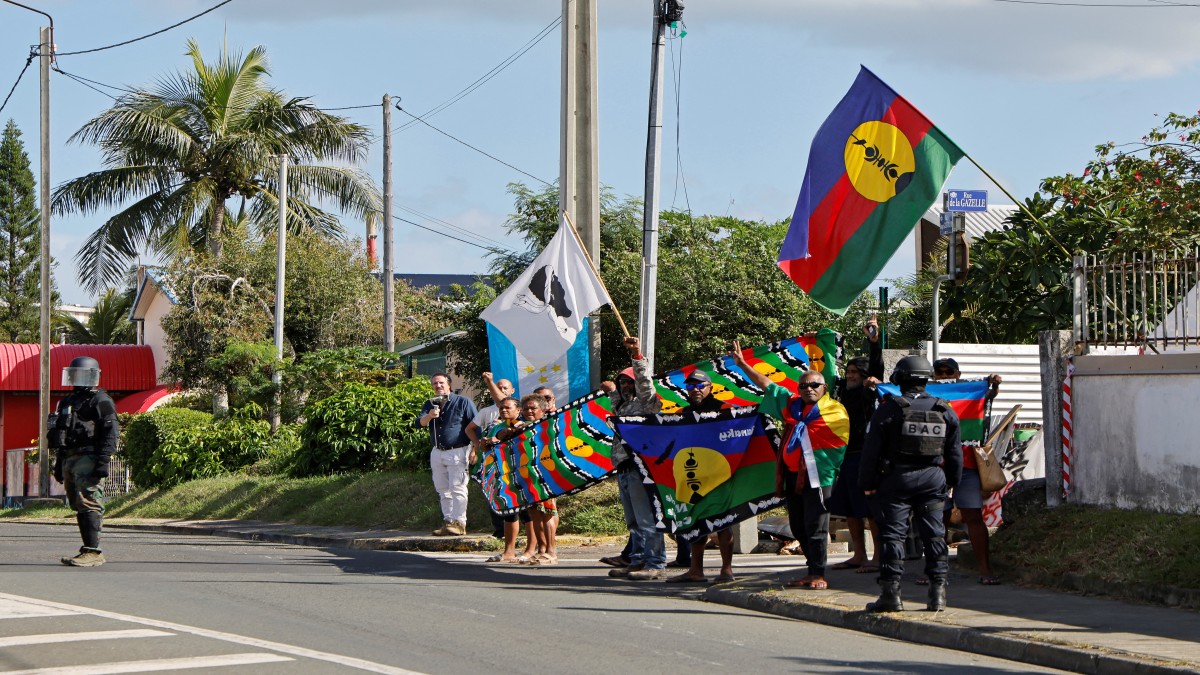 People demonstrate as French President Emmanuel Macron's motorcade drives past in Noumea, France's Pacific territory of New Caledonia on May 23, 2024. LUDOVIC MARIN/Pool via REUTERS People demonstrate as French President Emmanuel Macron's motorcade drives past in Noumea, France's Pacific territory of New Caledonia on May 23, 2024. LUDOVIC MARIN/Pool via REUTERS