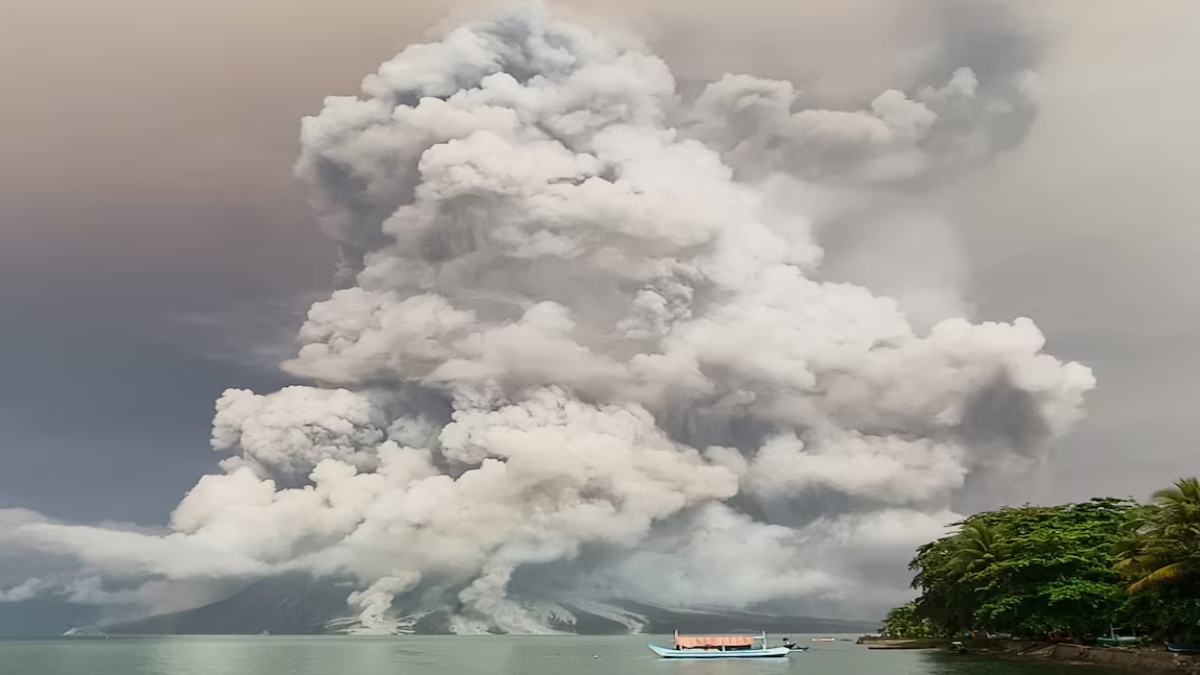 Mount Ruang volcano as seen from Tagulandang island in North Sulawesi. Source: AFP Mount Ruang volcano as seen from Tagulandang island in North Sulawesi. Source: AFP