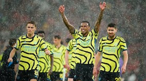 Premier League: Arsenal down Manchester United to take title race to the wire