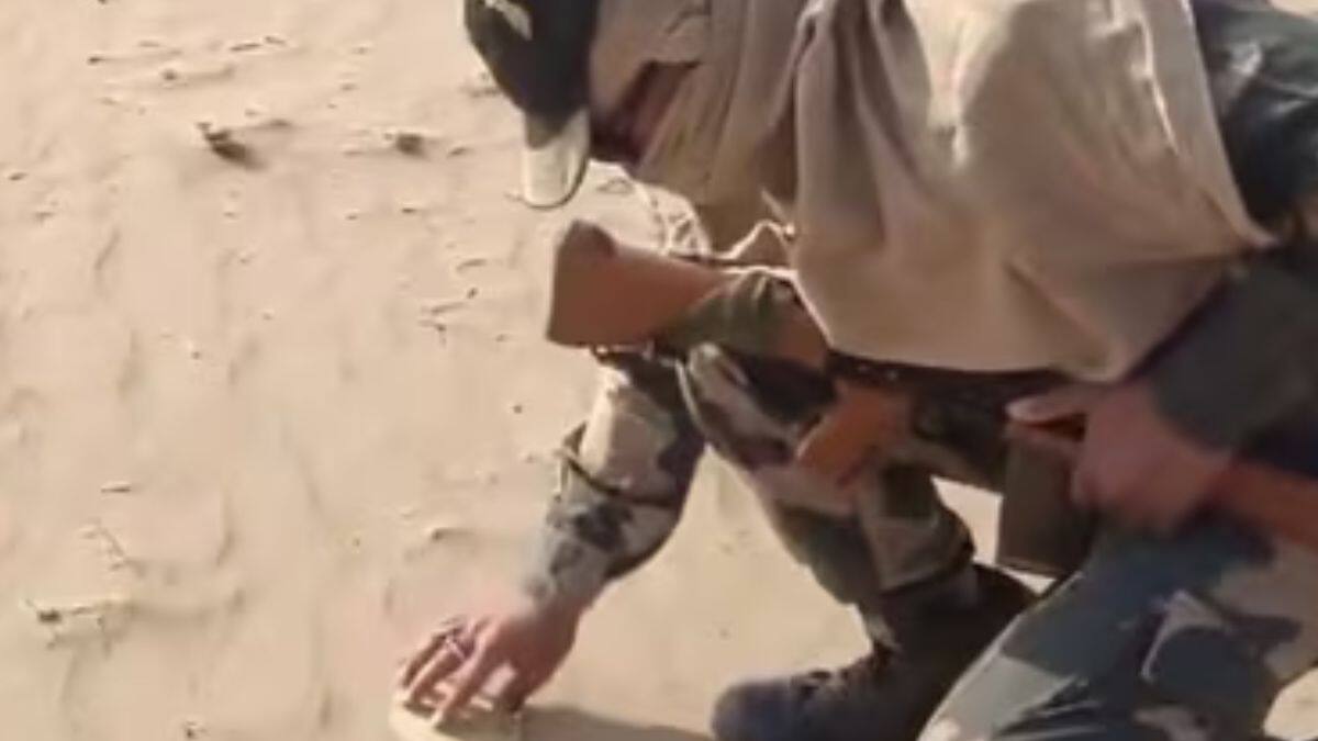 BSF jawan roasts papad without oven in Rajasthan desert - Vimarsana News