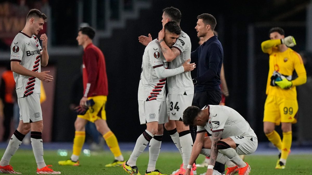Leverkusen's head coach Xabi Alonso, right, congratulates his players at the end of the Europa League semifinal first leg match against Roma. AP Leverkusen's head coach Xabi Alonso, right, congratulates his players at the end of the Europa League semifinal first leg match against Roma. AP