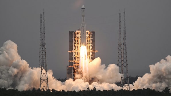 चीन ने चंद्रमा के अंधेरे हिस्से में मानव रहित रॉकेट का सफलतापूर्वक  प्रक्षेपण किया, पाकिस्तान के पेलोड टैग भी साथ - फ़र्स्टपोस्ट