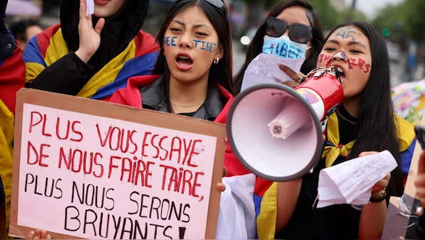 Paris swamped in protests, Tibetan flags as Chinese president begins France  tour: 'Dictator Xi Jinping, your time is up' – Firstpost