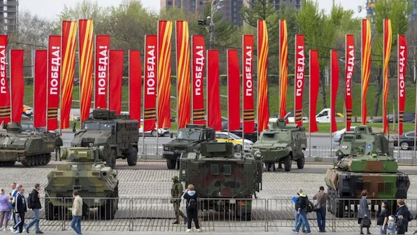Russia displays Western tanks captured in Ukraine war